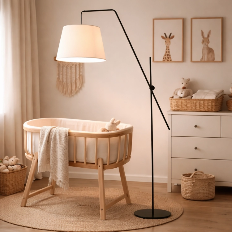 Nowoczesna lampa podłogowa o minimalistycznym designie z regulowanym ramieniem i jasnym abażurem. Idealna do salonu, sypialni lub pokoju dziecięcego, zapewnia miękkie, przyjemne światło i stylowy akcent wnętrza.