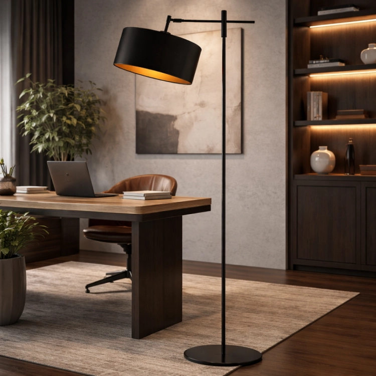 Nowoczesna lampa podłogowa o minimalistycznym designie z czarnym abażurem i złotym wnętrzem. Regulowane ramię zapewnia precyzyjne oświetlenie. Idealna do gabinetu, salonu i biura. Styl, funkcjonalność i elegancja w jednym.