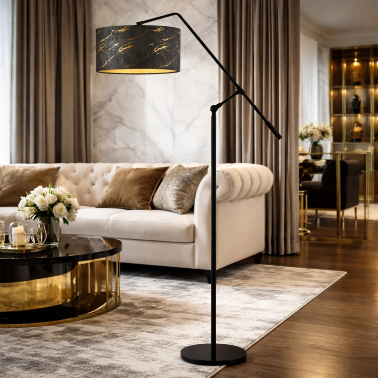 Elegancka lampa podłogowa w stylu glamour z czarno-złotym kloszem marmurkowym doskonale podkreśli luksusowy charakter wnętrza. Idealna do salonu, łączy nowoczesny design z funkcjonalnością, tworząc nastrojowe i stylowe oświetlenie.