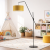 Nowoczesna lampa podłogowa z czarną, minimalistyczną konstrukcją i żółtym abażurem idealnie wpisuje się w kolorowy pokój dziecięcy. Stylowa, funkcjonalna i dekoracyjna – zapewnia przyjemne oświetlenie oraz wyjątkowy akcent aranżacyjny wnętrza.