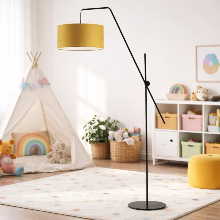 Nowoczesna lampa podłogowa z czarną, minimalistyczną konstrukcją i żółtym abażurem idealnie wpisuje się w kolorowy pokój dziecięcy. Stylowa, funkcjonalna i dekoracyjna – zapewnia przyjemne oświetlenie oraz wyjątkowy akcent aranżacyjny wnętrza.
