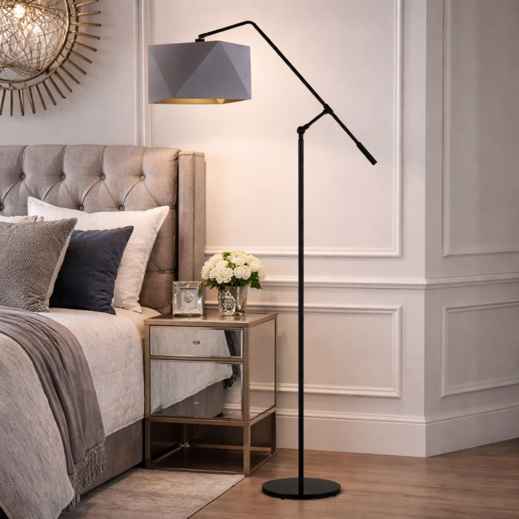 Nowoczesna lampa podłogowa z regulowanym ramieniem i geometrycznym kloszem to idealne oświetlenie do eleganckich wnętrz. Doskonała do salonu i sypialni w stylu nowojorskim, łączy funkcjonalność z designerskim wyglądem.