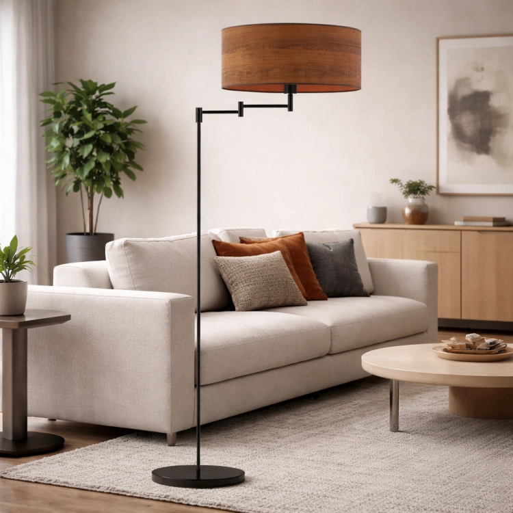 Nowoczesna lampa podłogowa z eleganckim, metalowym stelażem i stylowym abażurem w kolorze drewna to idealne oświetlenie do salonu, sypialni lub biura. Zapewnia przytulne światło i podkreśla charakter współczesnych wnętrz.