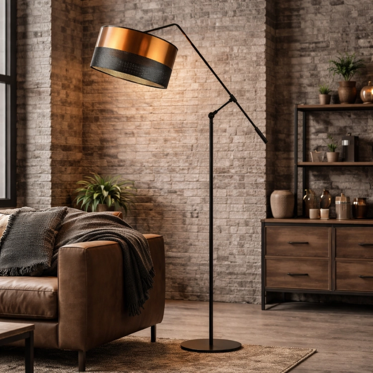 Nowoczesna lampa podłogowa w stylu industrialnym z regulowanym ramieniem i eleganckim, dwukolorowym kloszem (miedź + czarna siatka). Idealna do salonu, loftu lub biura. Zapewnia funkcjonalne oświetlenie i designerski akcent wnętrza.