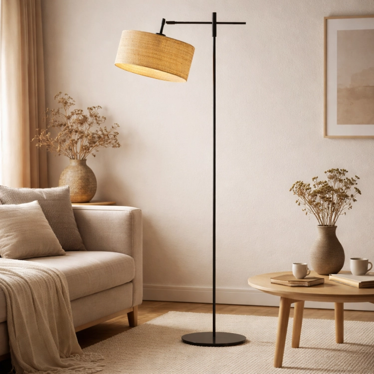 Nowoczesna lampa podłogowa Japandi z czarną metalową podstawą i plecionym abażurem z rattanu. Idealna do salonu, sypialni i wnętrz minimalistycznych. Zapewnia ciepłe, przytulne światło i stylowy, naturalny akcent.