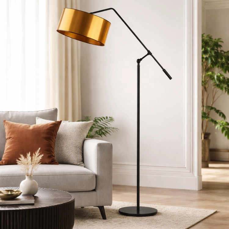 Nowoczesna lampa podłogowa z czarną, minimalistyczną konstrukcją i eleganckim złotym kloszem. Idealna do salonu lub biura, zapewnia stylowe oświetlenie i designerski akcent we wnętrzu.