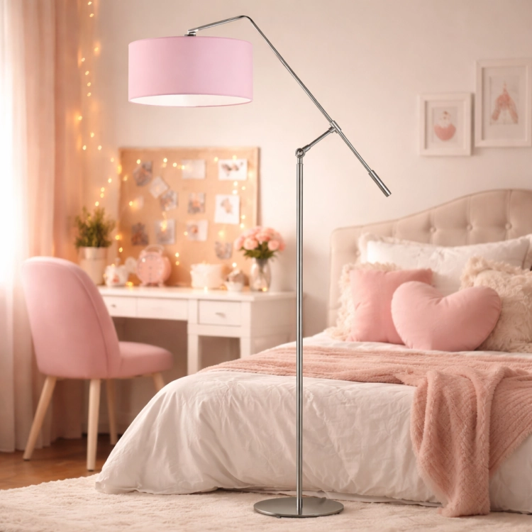 Stylowa lampa podłogowa z różowym abażurem w przytulnym pokoju nastolatki. Nowoczesny design łączy funkcjonalność z delikatną estetyką, tworząc ciepłą atmosferę idealną do nauki i relaksu. Doskonały wybór do modnych wnętrz młodzieżowych.