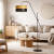 Nowoczesna lampa podłogowa w stylu japandi łączy minimalistyczną formę z naturalnymi materiałami. Czarna metalowa konstrukcja i abażur z bambusa tworzą eleganckie, ciepłe oświetlenie – idealne do salonu, strefy relaksu lub czytania.
