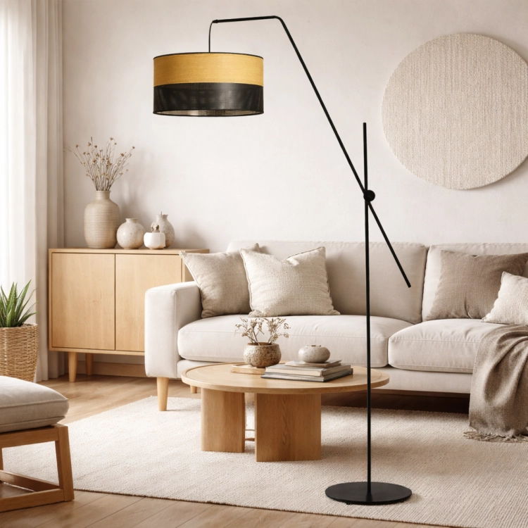 Nowoczesna lampa podłogowa w stylu japandi łączy minimalistyczną formę z naturalnymi materiałami. Czarna metalowa konstrukcja i abażur z bambusa tworzą eleganckie, ciepłe oświetlenie – idealne do salonu, strefy relaksu lub czytania.
