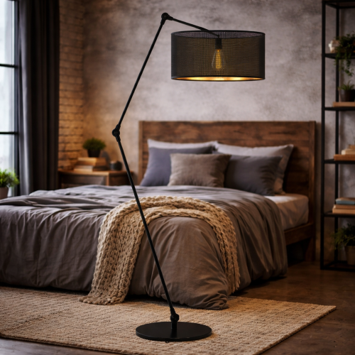 Nowoczesna lampa podłogowa loft o industrialnym designie z regulowanym ramieniem i metalowym kloszem. Idealna do sypialni lub salonu, zapewnia ciepłe, nastrojowe światło. Stylowa, funkcjonalna i trwała – doskonała do wnętrz nowoczesnych i loftowych.