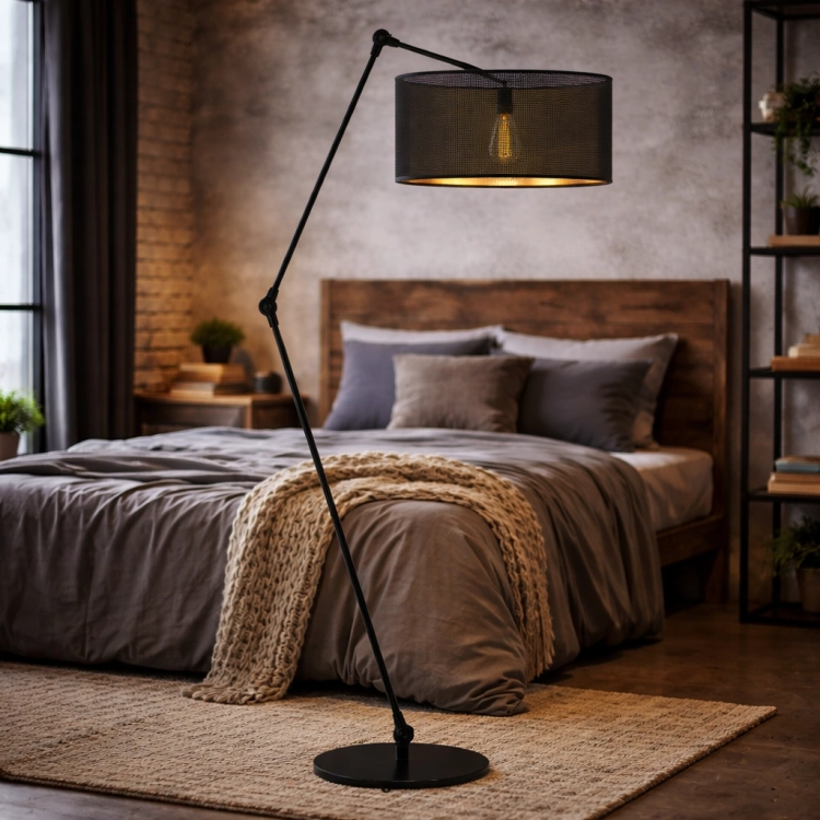 Nowoczesna lampa podłogowa loft o industrialnym designie z regulowanym ramieniem i metalowym kloszem. Idealna do sypialni lub salonu, zapewnia ciepłe, nastrojowe światło. Stylowa, funkcjonalna i trwała – doskonała do wnętrz nowoczesnych i loftowych.