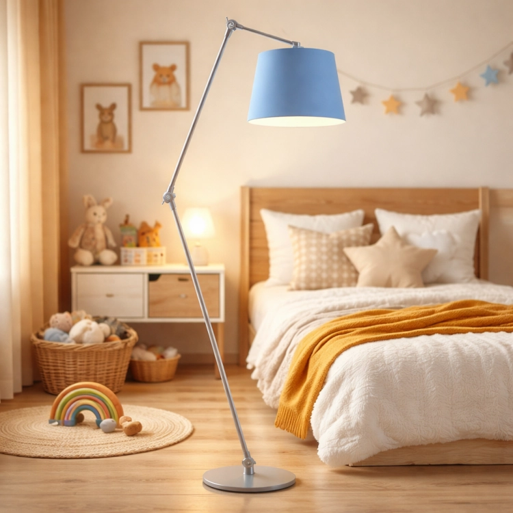 Nowoczesna lampa podłogowa z regulowanym ramieniem i eleganckim, niebieskim kloszem to idealne oświetlenie do pokoju dziecięcego. Zapewnia ciepłe, przytulne światło, łącząc funkcjonalność z minimalistycznym designem.