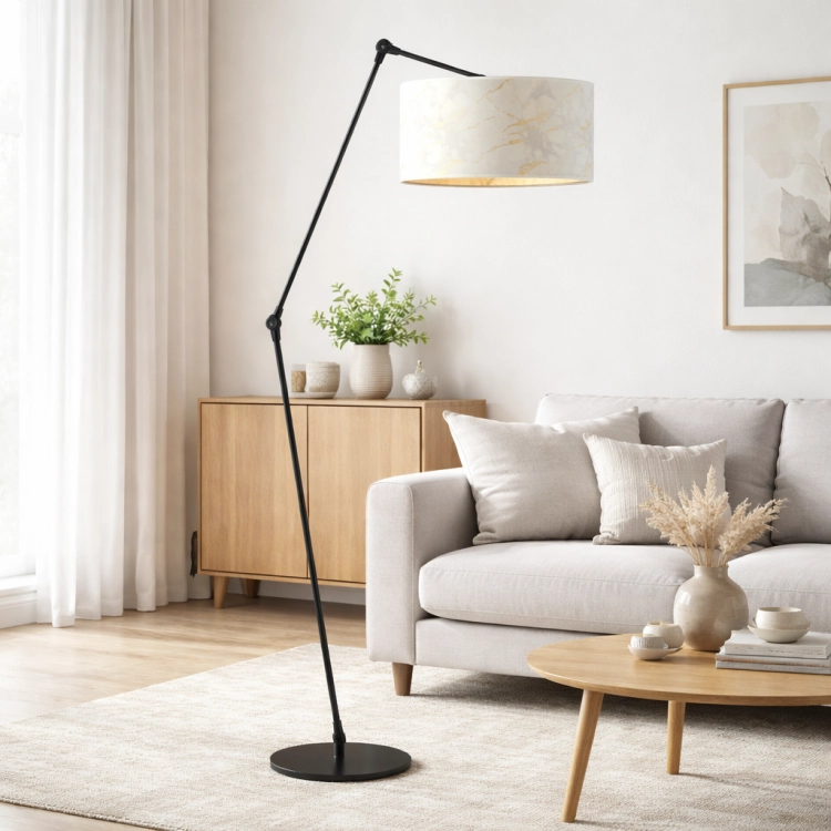 Nowoczesna lampa podłogowa z regulowanym ramieniem i eleganckim kloszem w marmurowy wzór. Idealna do salonu lub sypialni, zapewnia stylowe oświetlenie i designerski akcent. Stabilna konstrukcja i uniwersalna kolorystyka pasują do wielu wnętrz.
