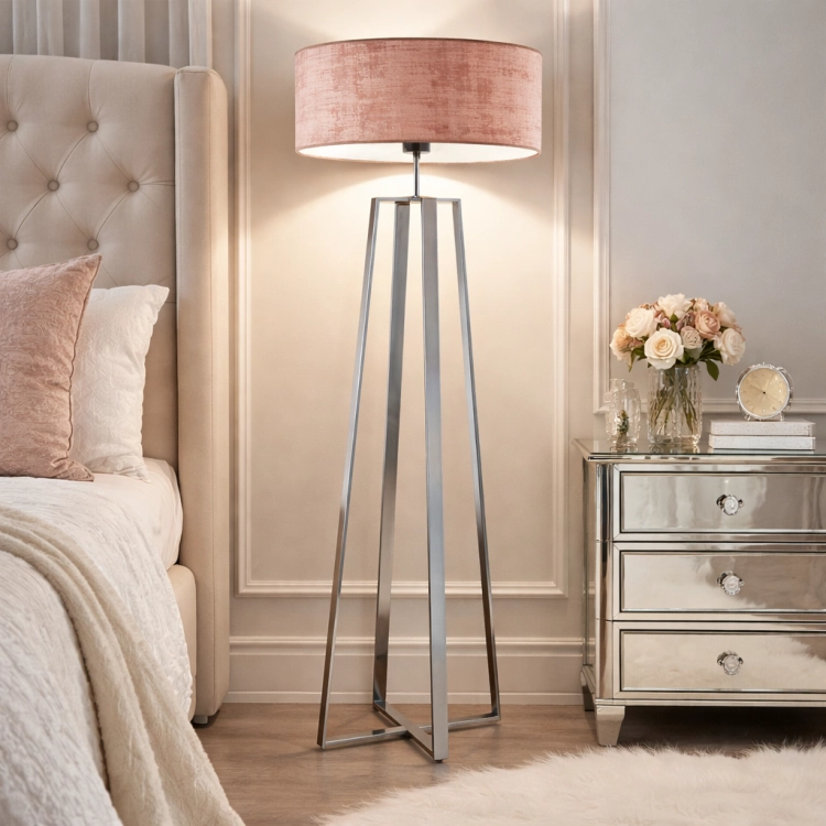 Elegancka lampa podłogowa w stylu glamour z chromowaną, geometryczną podstawą i welurowym abażurem w odcieniu pudrowego różu. Idealna do sypialni i salonu – dodaje wnętrzu luksusu, subtelnego światła i nowoczesnej klasy.