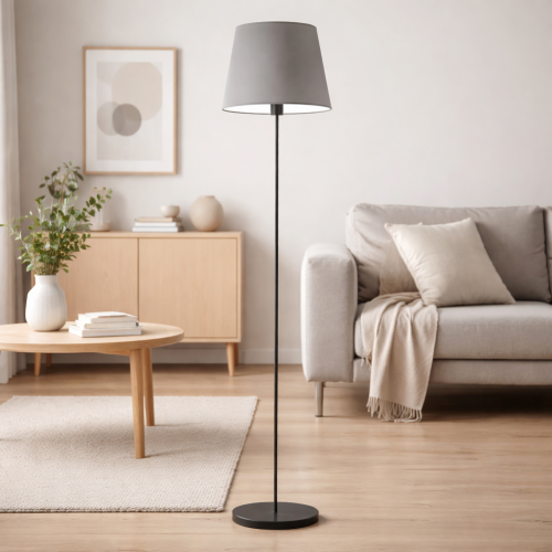 Minimalistyczna lampa podłogowa o eleganckim, smukłym designie doskonale wpisuje się w nowoczesne wnętrza. Stabilna podstawa i klasyczny abażur zapewniają funkcjonalność oraz styl. Idealna do salonu, sypialni lub biura.