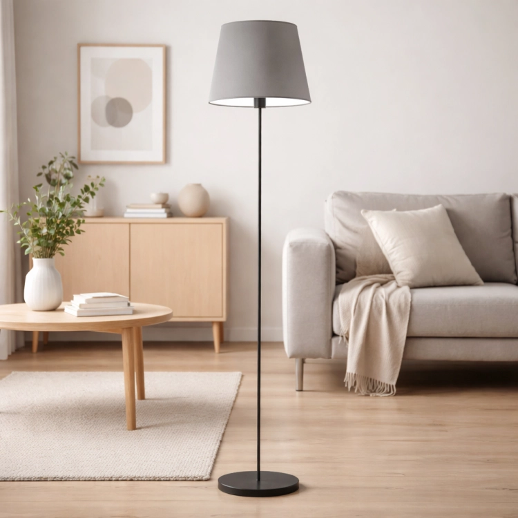 Minimalistyczna lampa podłogowa o eleganckim, smukłym designie doskonale wpisuje się w nowoczesne wnętrza. Stabilna podstawa i klasyczny abażur zapewniają funkcjonalność oraz styl. Idealna do salonu, sypialni lub biura.