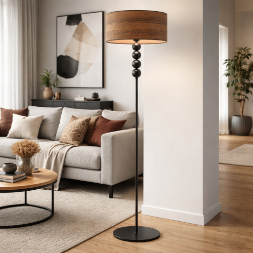 Nowoczesna lampa podłogowa z elegancką, smukłą podstawą i dekoracyjnymi kulami przyciąga uwagę designerskim stylem. Abażur w ciepłym, drewnianym wykończeniu tworzy przytulny klimat, idealny do salonu, sypialni lub biura.