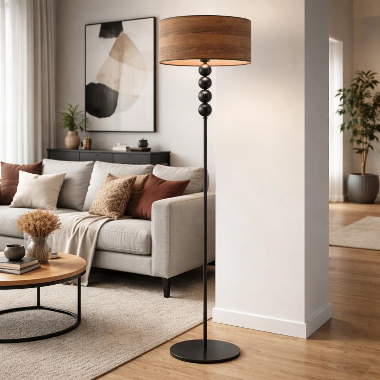 Nowoczesna lampa podłogowa z elegancką, smukłą podstawą i dekoracyjnymi kulami przyciąga uwagę designerskim stylem. Abażur w ciepłym, drewnianym wykończeniu tworzy przytulny klimat, idealny do salonu, sypialni lub biura.