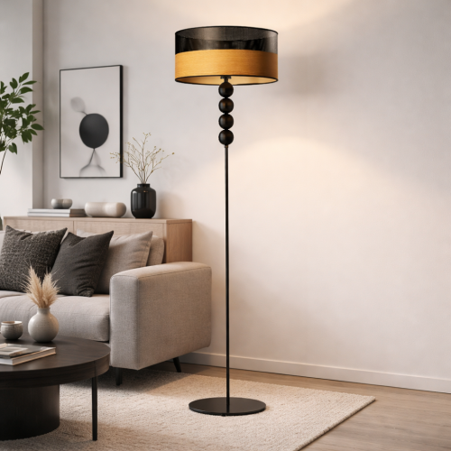 Nowoczesna lampa podłogowa o designerskim charakterze, z eleganckim czarnym stelażem i unikalnym kloszem łączącym metalową siatkę z drewnem. Idealna do minimalistycznych wnętrz salonu, sypialni lub biura, zapewnia stylowe i nastrojowe oświetlenie.