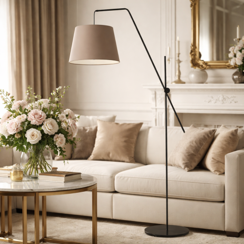 Elegancka lampa podłogowa o nowoczesnym, minimalistycznym designie. Czarna konstrukcja i stylowy abażur tworzą wyjątkowy klimat w salonie. Idealna do klasycznych i nowoczesnych wnętrz, zapewniając funkcjonalne i dekoracyjne oświetlenie.