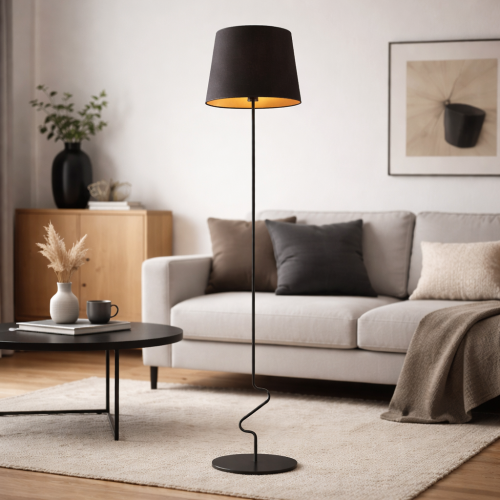 Nowoczesna lampa podłogowa w minimalistycznym stylu zachwyca smukłą formą i designerską, giętą podstawą. Czarny klosz z ciepłym światłem tworzy przytulny klimat, idealny do salonu, sypialni lub biura. Elegancja i funkcjonalność w jednym.