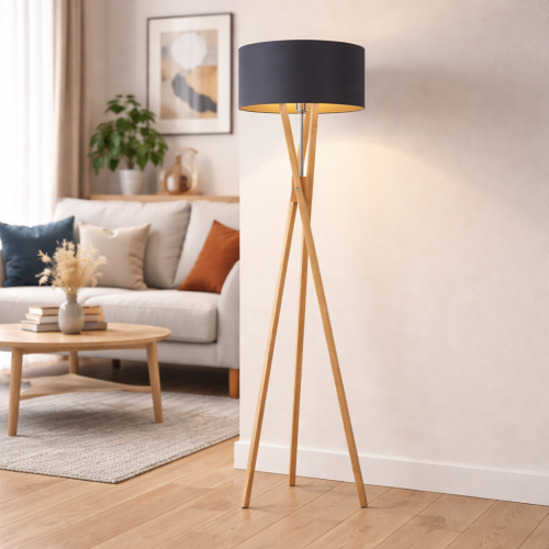Nowoczesna lampa podłogowa na drewnianym trójnogu z eleganckim, czarnym abażurem i złotym wnętrzem. Idealna do salonu, sypialni lub biura. Styl skandynawski, solidne wykonanie i ciepłe światło tworzą przytulną atmosferę wnętrza.