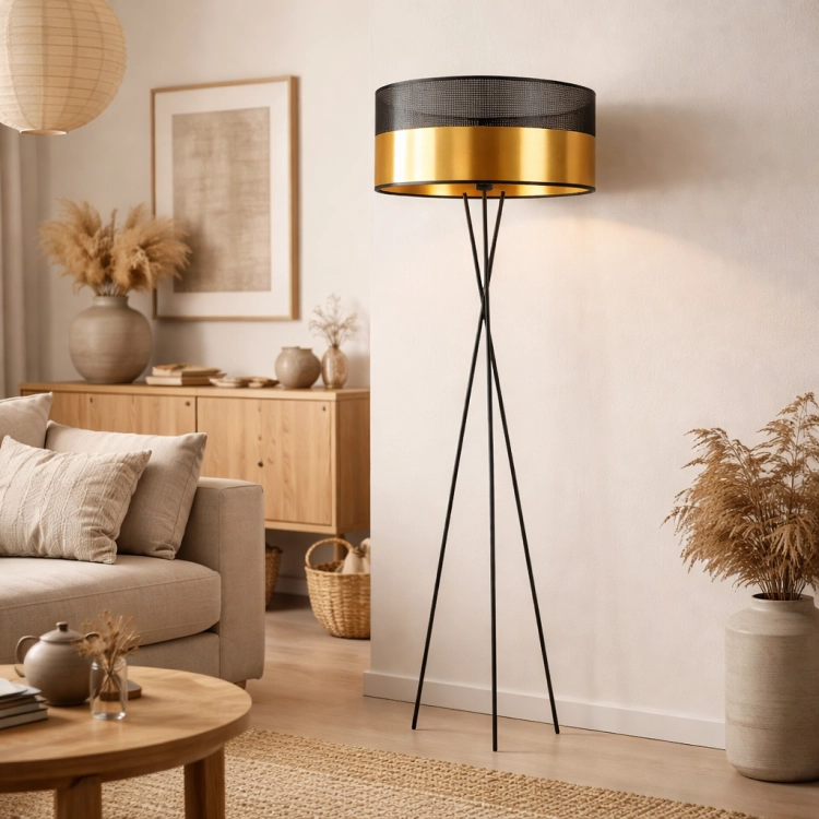 Nowoczesna lampa podłogowa w stylu japandi łączy minimalistyczną formę z eleganckim wykończeniem w czerni i złocie. Smukła konstrukcja na trzech nogach nadaje lekkości, a designerski klosz tworzy przytulne, ciepłe światło do salonu lub sypialni.