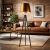 Designerska lampa podłogowa na trójnogu z eleganckim, miedzianym kloszem to idealne oświetlenie do wnętrz loftowych i nowoczesnych. Stabilna konstrukcja i stylowy design tworzą wyjątkowy klimat w salonie, sypialni lub biurze.