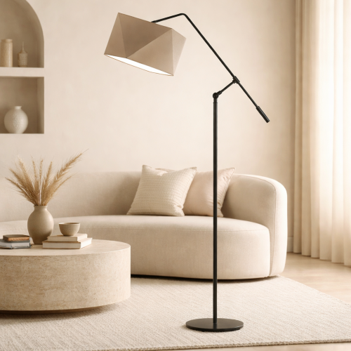 Nowoczesna lampa podłogowa o minimalistycznym designie, z geometrycznym abażurem w kolorze beżu i smukłą, czarną konstrukcją. Idealna do eleganckich wnętrz, zapewnia stylowe oświetlenie salonu, sypialni lub biura.