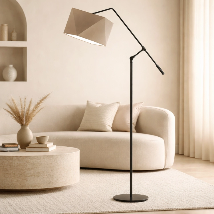 Nowoczesna lampa podłogowa o minimalistycznym designie, z geometrycznym abażurem w kolorze beżu i smukłą, czarną konstrukcją. Idealna do eleganckich wnętrz, zapewnia stylowe oświetlenie salonu, sypialni lub biura.