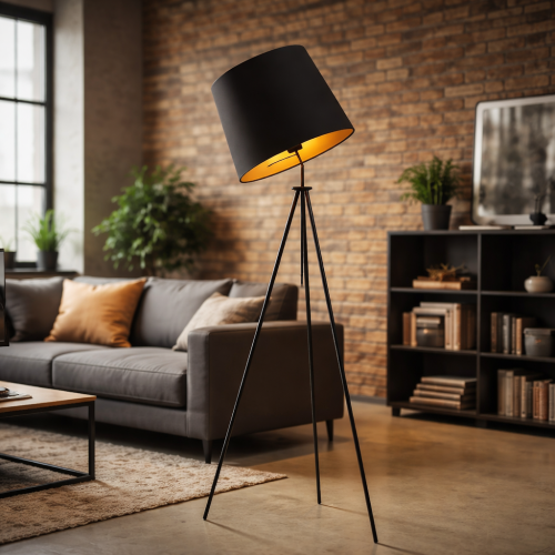 Nowoczesna lampa podłogowa tripod w stylu loft z czarnym abażurem i złotym wnętrzem. Idealna do salonu, sypialni lub biura. Zapewnia ciepłe, przytulne światło i podkreśla industrialny charakter wnętrza.