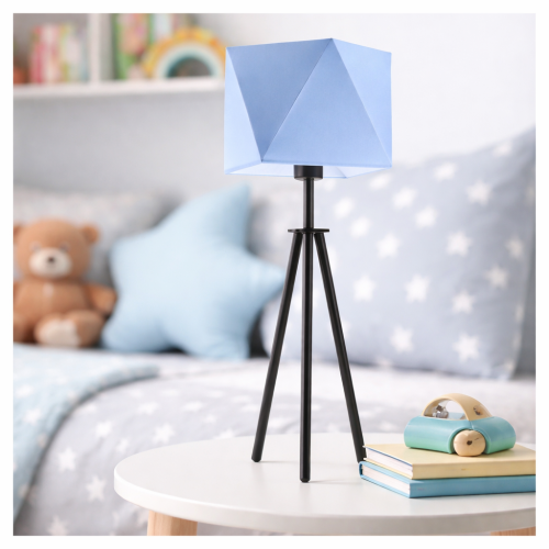 Nowoczesna lampka stołowa z geometrycznym, niebieskim abażurem i czarną podstawą na trójnogu doskonale sprawdzi się w pokoju dziecięcym. Stylowy design, wysoka jakość wykonania i przyjemne światło tworzą idealną atmosferę do nauki i zabawy.