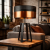 Stylowa lampka stołowa w industrialnym stylu loft – połączenie czerni i miedzianego wykończenia nadaje wnętrzu elegancji i charakteru. Idealna do salonu, sypialni lub biura. Designerska forma i klimatyczne światło podkreślą nowoczesną aranżację.