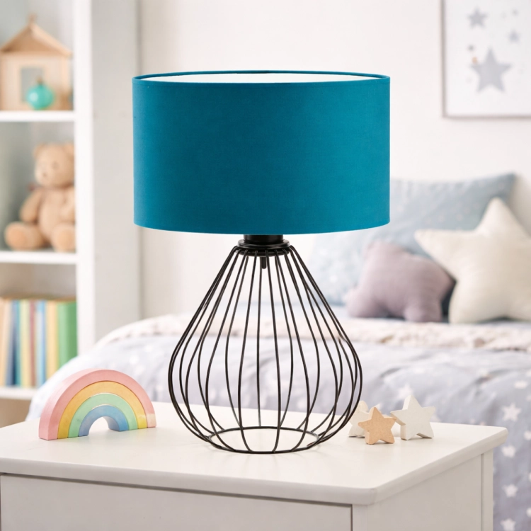 Nowoczesna lampka stołowa z turkusowym abażurem i metalową podstawą w formie ażurowej klatki. Idealna do pokoju dziecięcego – łączy funkcjonalność z designerskim wyglądem. Doskonała jako lampka nocna, tworzy przytulny i stylowy klimat wnętrza.