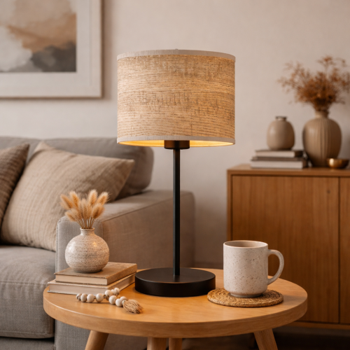 Nowoczesna lampka stołowa z czarną, metalową podstawą i eleganckim abażurem z tkaniny w naturalnym odcieniu. Idealna do salonu, sypialni lub biura – tworzy przytulny klimat i podkreśla designerski charakter wnętrza.
