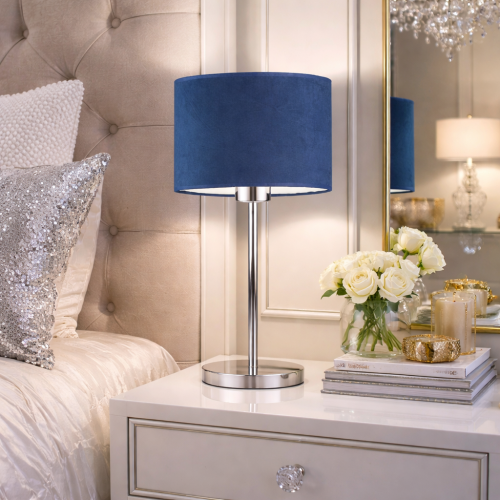 Elegancka lampka stołowa w stylu glamour z granatowym abażurem i chromowaną podstawą. Idealna do sypialni lub salonu, dodaje wnętrzu luksusu i przytulnego światła. Nowoczesny design łączy funkcjonalność z wyjątkową estetyką.