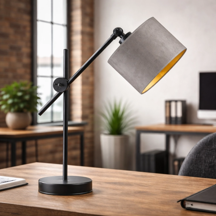 Nowoczesna lampka biurkowa w stylu loftowym z czarną, metalową konstrukcją i betonowym kloszem. Idealna do biura lub domu, zapewnia funkcjonalne oświetlenie i designerski wygląd. Doskonały wybór do wnętrz industrialnych i minimalistycznych.