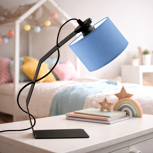 Nowoczesna lampka biurkowa z niebieskim abażurem ustawiona na stoliku w uroczym pokoju dziecięcym. Stylowe oświetlenie łączy funkcjonalność z designem, idealne do nauki i dekoracji wnętrza, tworząc przytulną atmosferę.