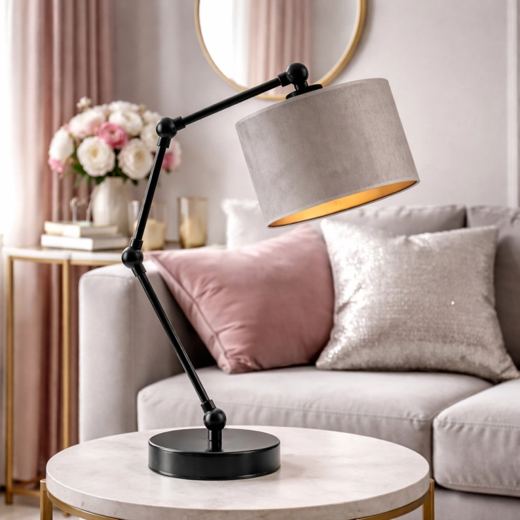 Nowoczesna lampka stołowa w kolorze czarnym z eleganckim, regulowanym ramieniem i szarym abażurem ze złotym wnętrzem. Idealna do wnętrz glamour i nowoczesnych. Doskonała jako lampka nocna lub biurkowa, zapewnia styl i funkcjonalne oświetlenie.