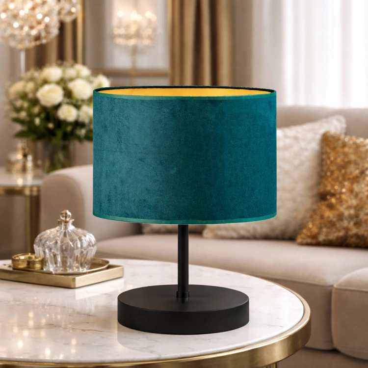 Elegancka lampka stołowa z welurowym abażurem w kolorze turkusowym i złotym wnętrzem to idealny wybór do wnętrz w stylu glamour. Designerska forma, stabilna podstawa i nastrojowe światło tworzą wyjątkowy klimat w salonie lub sypialni.