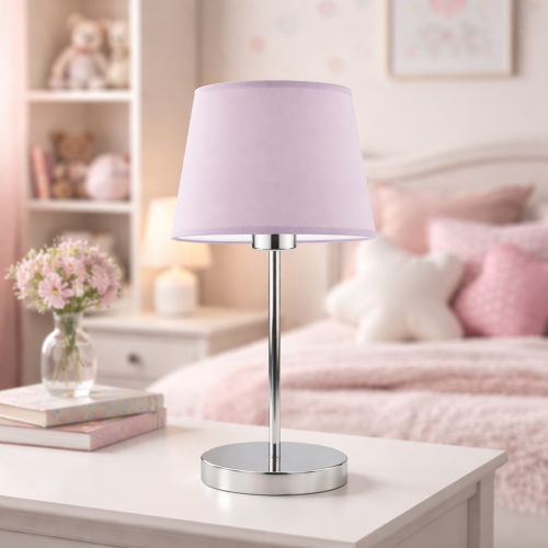 Stylowa lampka stołowa z chromowaną podstawą i delikatnym, różowym abażurem to idealny dodatek do pokoju dziewczynki. Nowoczesny design, subtelne światło i elegancja sprawiają, że świetnie sprawdzi się jako lampka nocna lub dekoracyjna.