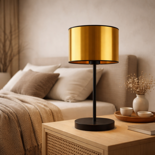 Nowoczesna lampka stołowa w stylu industrialnym z eleganckim, złotym kloszem i czarną podstawą. Idealna do sypialni lub salonu, dodaje wnętrzu charakteru i ciepłego światła. Designerska, funkcjonalna i stylowa dekoracja do nowoczesnych aranżacji.