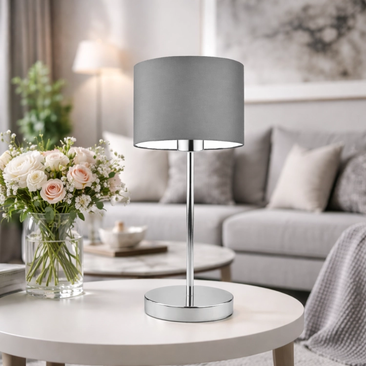 Lampka nocna KIRA to stylowa lampka do sypialni, łącząca nowoczesny design z funkcjonalnością. Subtelne światło, szeroka gama kolorów i elegancka forma sprawiają, że to idealna lampka nocna nowoczesna do każdego wnętrza.
