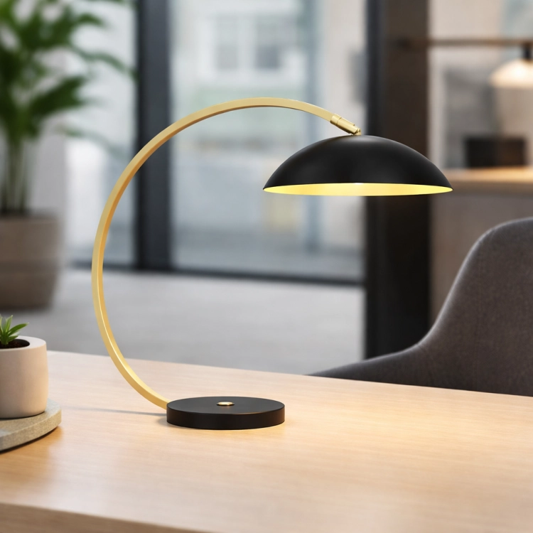 Nowoczesna lampka biurkowa w czarno-złotym wykończeniu to stylowe i funkcjonalne oświetlenie do biura lub domu. Elegancki, łukowy design zapewnia precyzyjne światło do pracy, podkreślając nowoczesny charakter wnętrza.