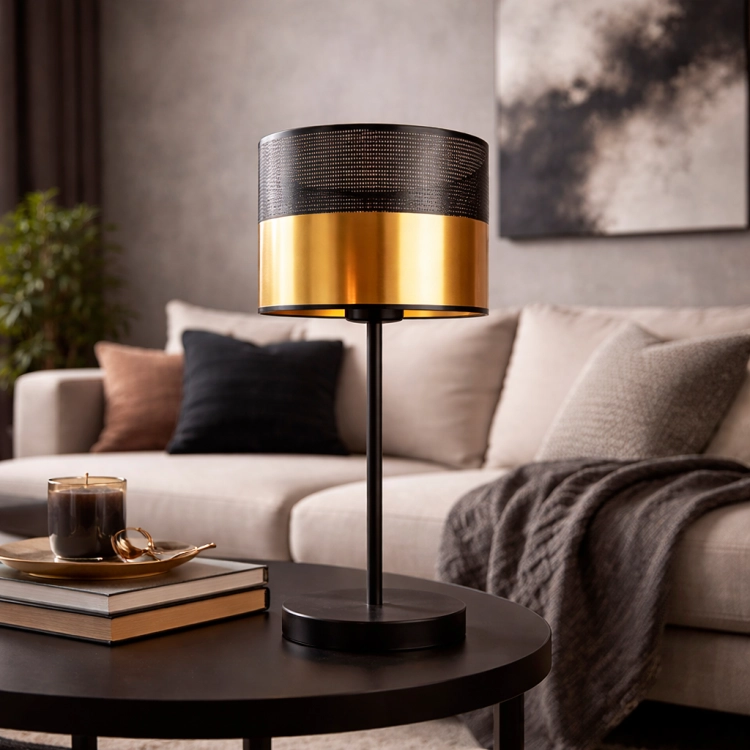 Nowoczesna lampka stołowa w stylu minimalistycznym z eleganckim połączeniem czerni i złota. Idealna do salonu, sypialni lub biura. Designerskie oświetlenie, które tworzy przytulny klimat i podkreśla charakter wnętrza w stylu loft i modern.