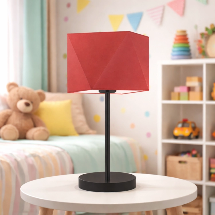 Nowoczesna lampka stołowa z geometrycznym, czerwonym abażurem i czarną podstawą to stylowy dodatek do każdego wnętrza. Idealna do pokoju dziecięcego, sypialni lub salonu, zapewnia przyjemne światło i designerski wygląd.