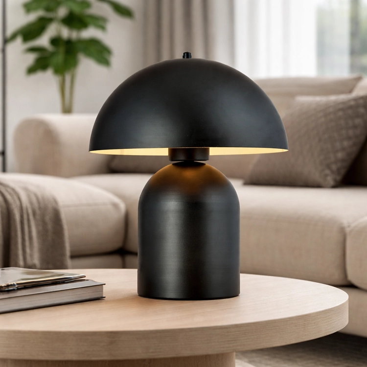 Nowoczesna czarna lampka stołowa o designerskiej formie typu „mushroom”. Minimalistyczny kształt, matowe wykończenie i ciepłe światło tworzą elegancki klimat w salonie, sypialni lub biurze. Idealna do wnętrz nowoczesnych i loftowych.