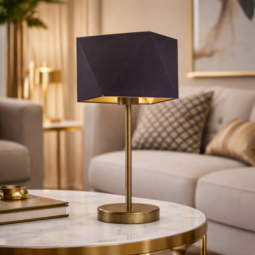 Elegancka lampka stołowa z geometrycznym abażurem i złotym wnętrzem, która nadaje wnętrzu luksusowego charakteru. Smukła podstawa w kolorze starego złota oraz ciepłe światło tworzą wyjątkowy klimat w salonie, sypialni lub gabinecie.