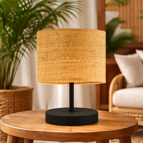 Lampka stołowa PEGGIE RATTAN łączy minimalistyczną formę z naturalnym rattanem. Tworzy ciepły, przytulny klimat i stanowi stylowy akcent we wnętrzach boho, tropical i nowoczesnych. Idealna na stolik nocny lub kawowy.