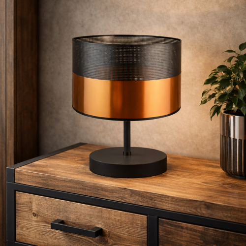 Nowoczesna lampka stołowa w stylu loft z cylindrycznym kloszem – połączenie czerni i miedzianego wykończenia nadaje elegancki, industrialny charakter. Idealna na komodę, do salonu lub sypialni. Stylowe oświetlenie dekoracyjne i funkcjonalne.